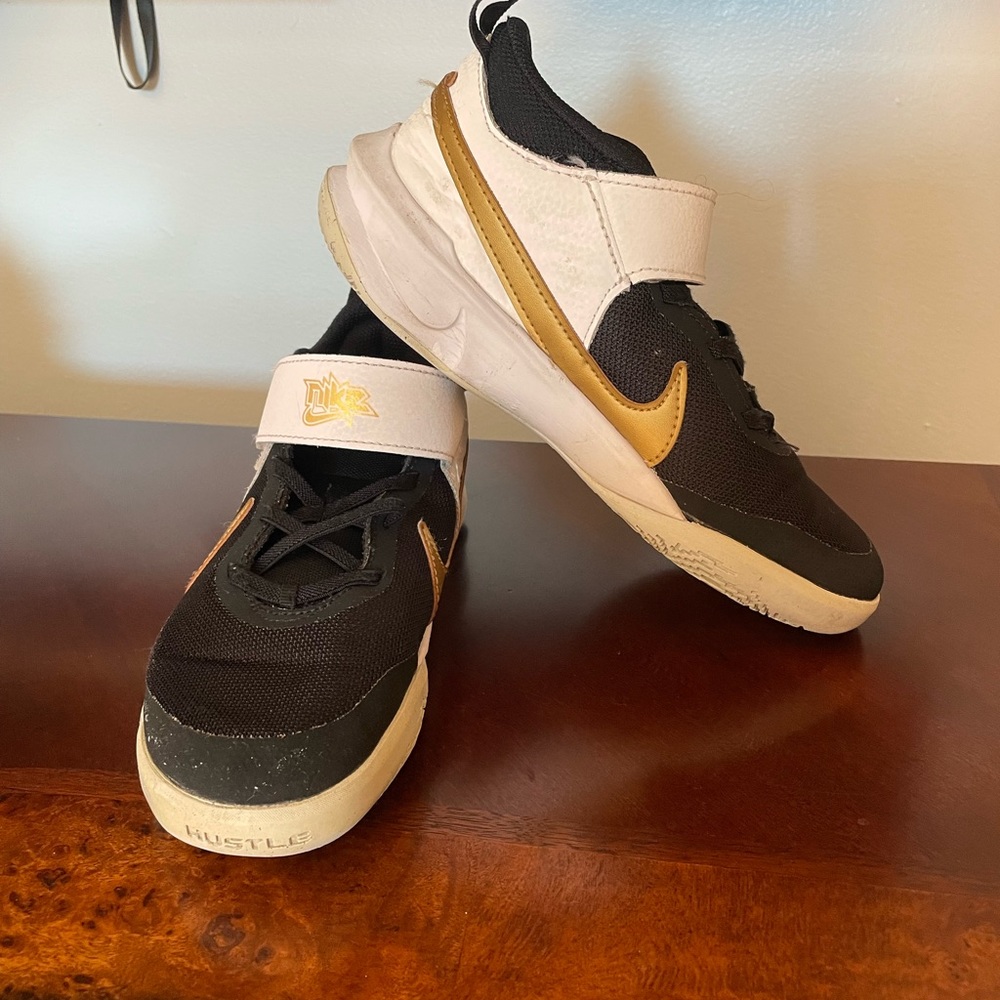 Nike sneakers (3.5 boys) great condition